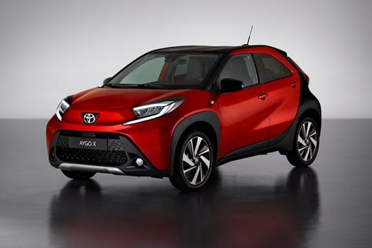 Satz mit X: Toyota nennt die neue Generation seines Kleinwagens Aygo nun Aygo X - und macht das Fahrzeug dabei zu einem etwas rustikaleren Crossover-Modell.