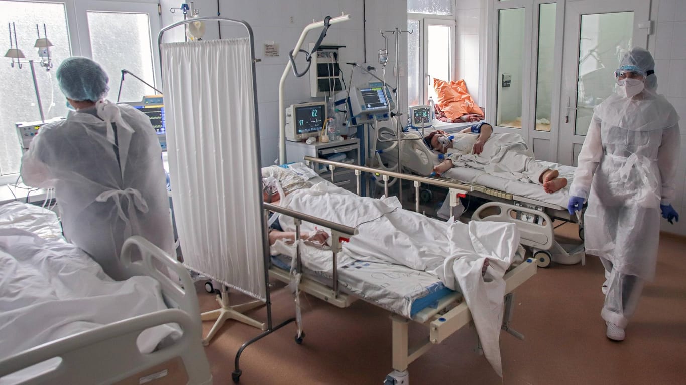 Covid-Krankenstation (Symbolbild): Mit steigenden Infektionszahlen füllen sich auch die Krankenhäuser wieder mit Corona-Patienten.