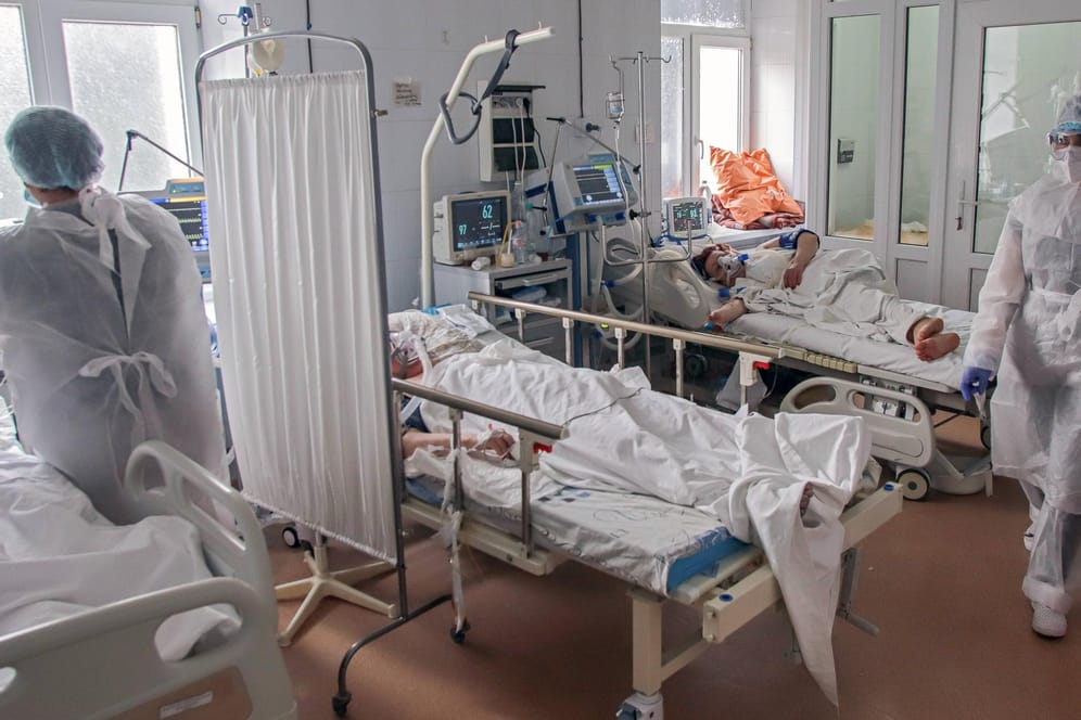 Covid-Krankenstation (Symbolbild): Mit steigenden Infektionszahlen füllen sich auch die Krankenhäuser wieder mit Corona-Patienten.