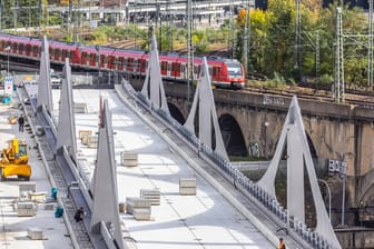 Neue Bahnbrücke über den Neckar in Bad Cannstatt (Symbolbild): Viele Bahnbrücken müssen wieder instand gesetzt werden.