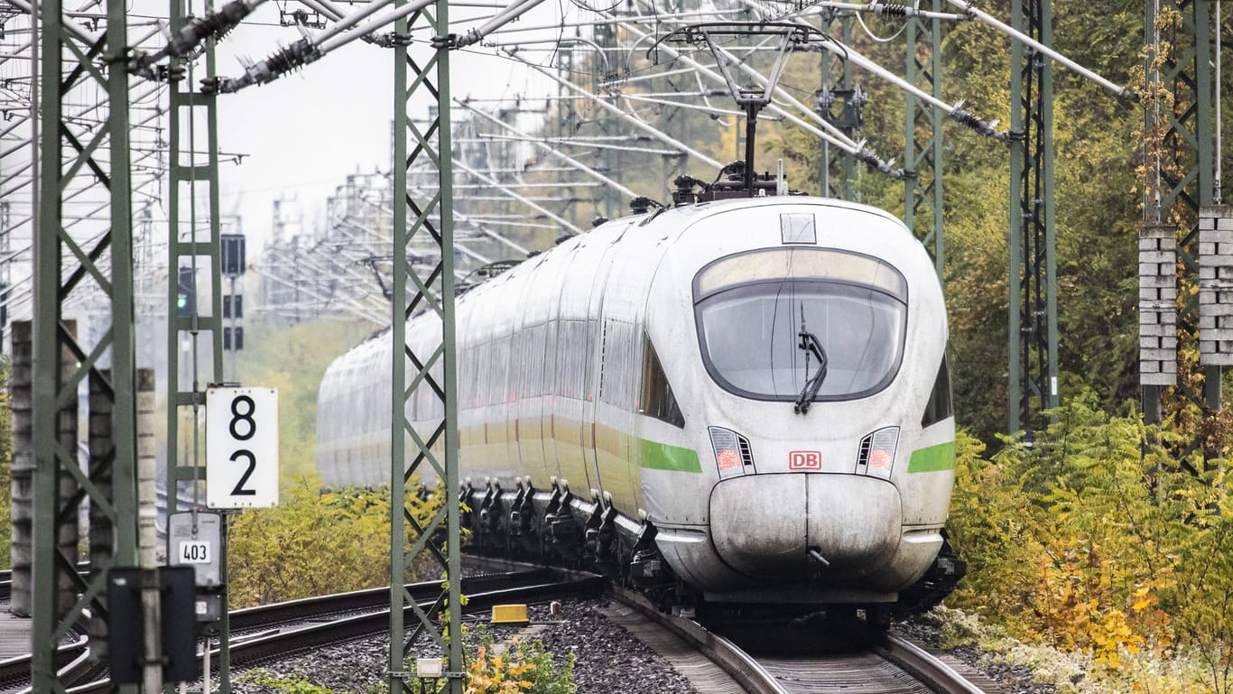 Ein Zug der Deutschen Bahn bei Berlin (Symbolbild): Bei den Koalitionsverhandlungen könnte sich auch die Zukunft des Konzerns entscheiden.