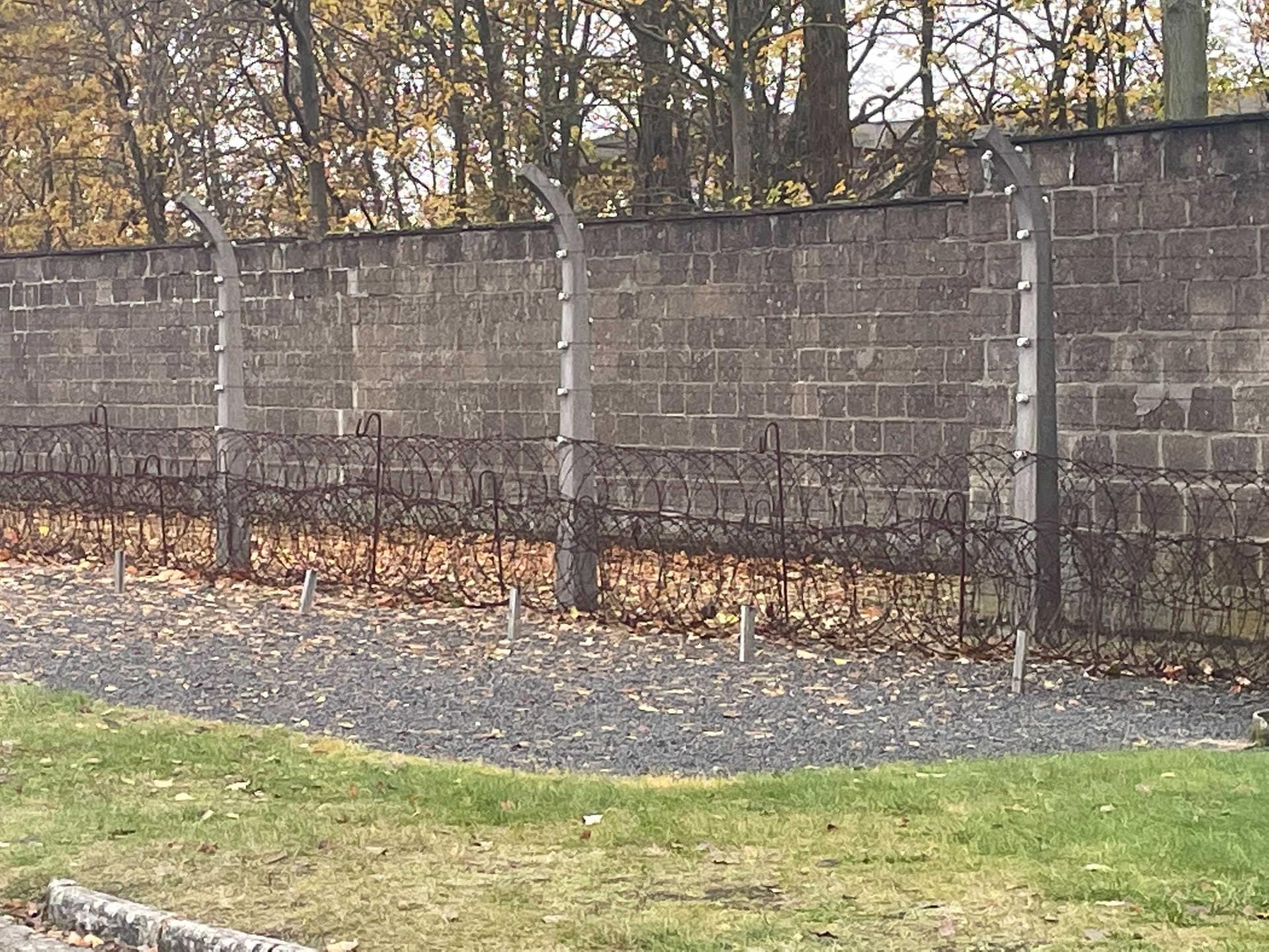 Elektrozaun im KZ Sachsenhausen: Der Überlebende Emil Farkas musste mit ansehen, wie sich Häftlinge absichtlich in den tödlichen Zaun warfen.