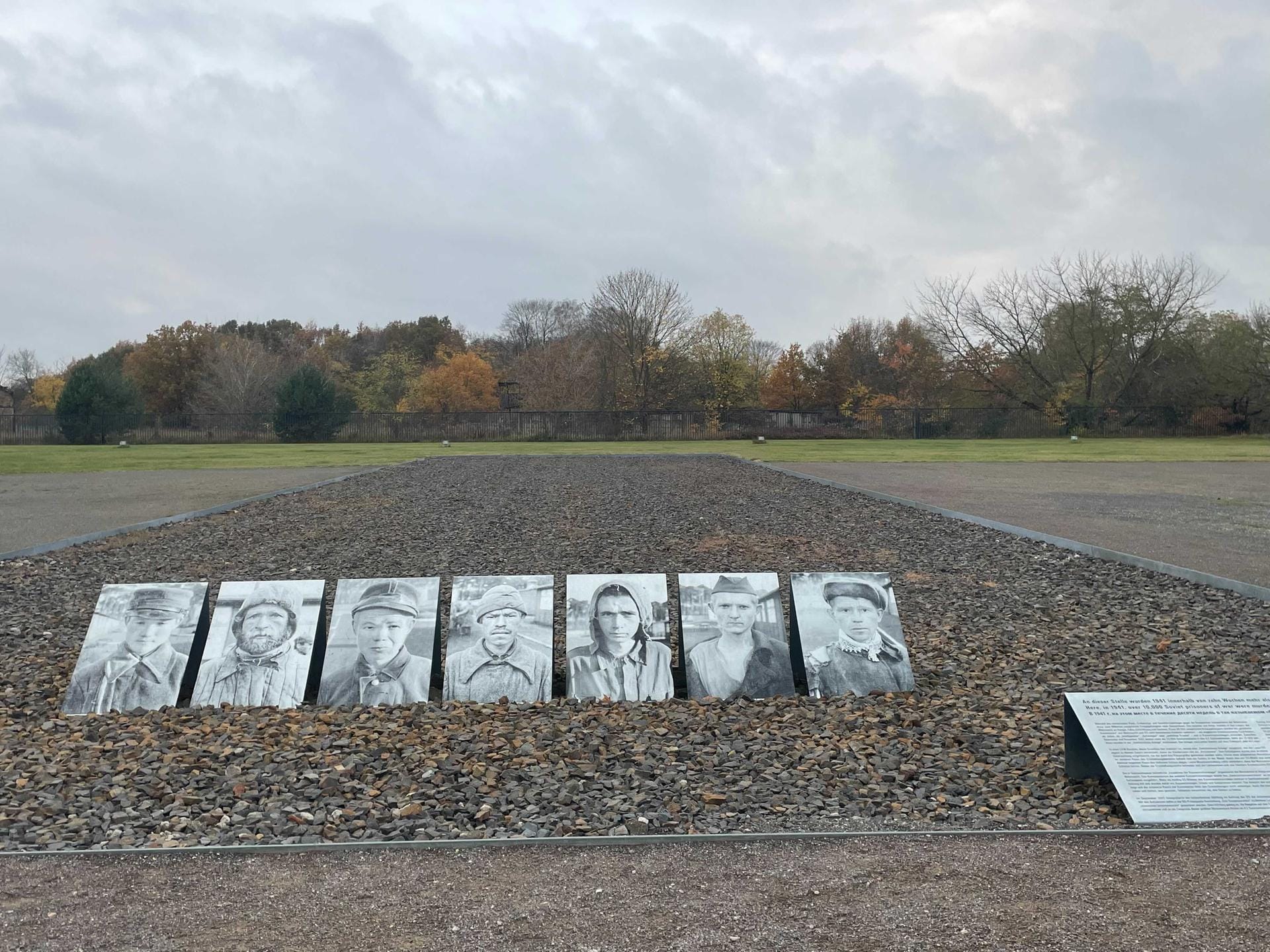 Größter Massenmord in der Geschichte des KZ Sachsenhausen: 1941 sind etwa 12.000 sowjetische Kriegsgefangene getötete worden – viele von ihnen mithilfe einer Genickschussanlage. Das Bild zeigt den Standort einer Baracke, in der diese Häftlinge lebten.