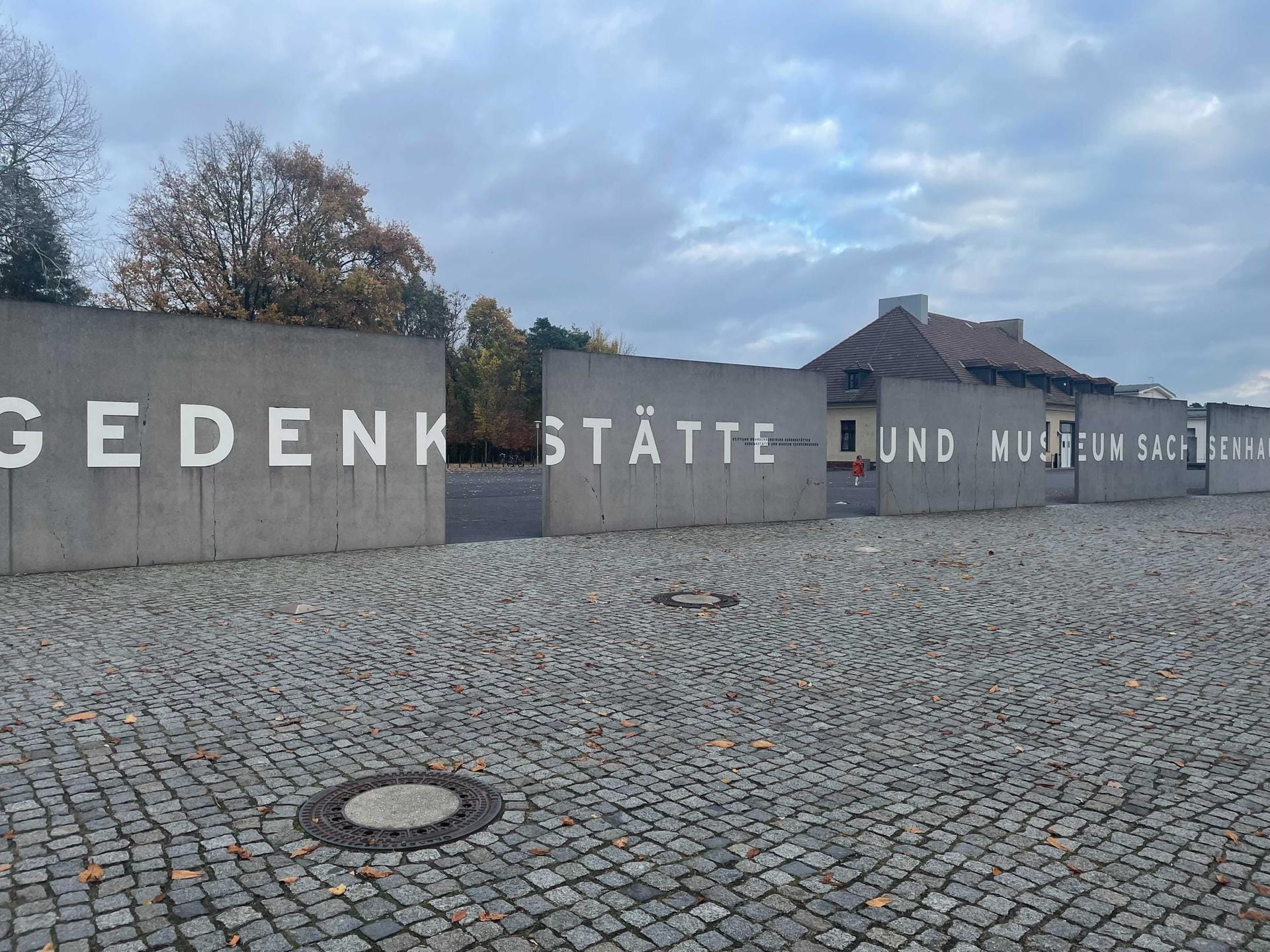 Gedenkstätte Sachsenhausen: 1997 eröffnete die Gedenkstätte. 2019 kamen 700.000 Besucher aus der ganzen Welt.