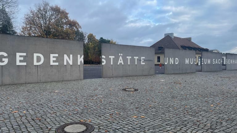 Gedenkstätte Sachsenhausen: 1997 eröffnete die Gedenkstätte. 2019 kamen 700.000 Besucher aus der ganzen Welt.