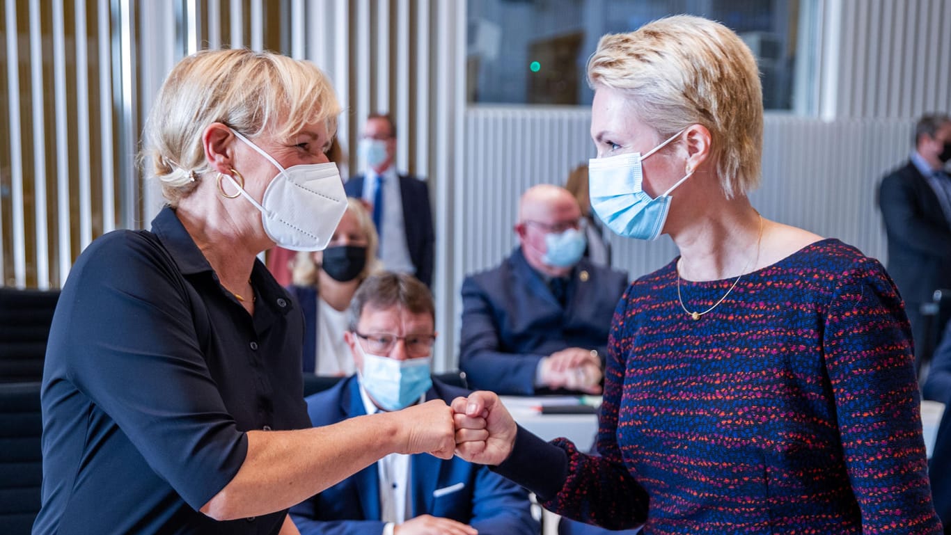 SPD-Ministerpräsidentin Manuela Schwesig (r.) und Simone Oldenburg (Linke, Archiv): Die beiden Parteien haben sich geeinigt.