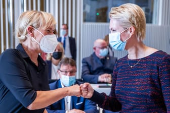 SPD-Ministerpräsidentin Manuela Schwesig (r.) und Simone Oldenburg (Linke, Archiv): Die beiden Parteien haben sich geeinigt.
