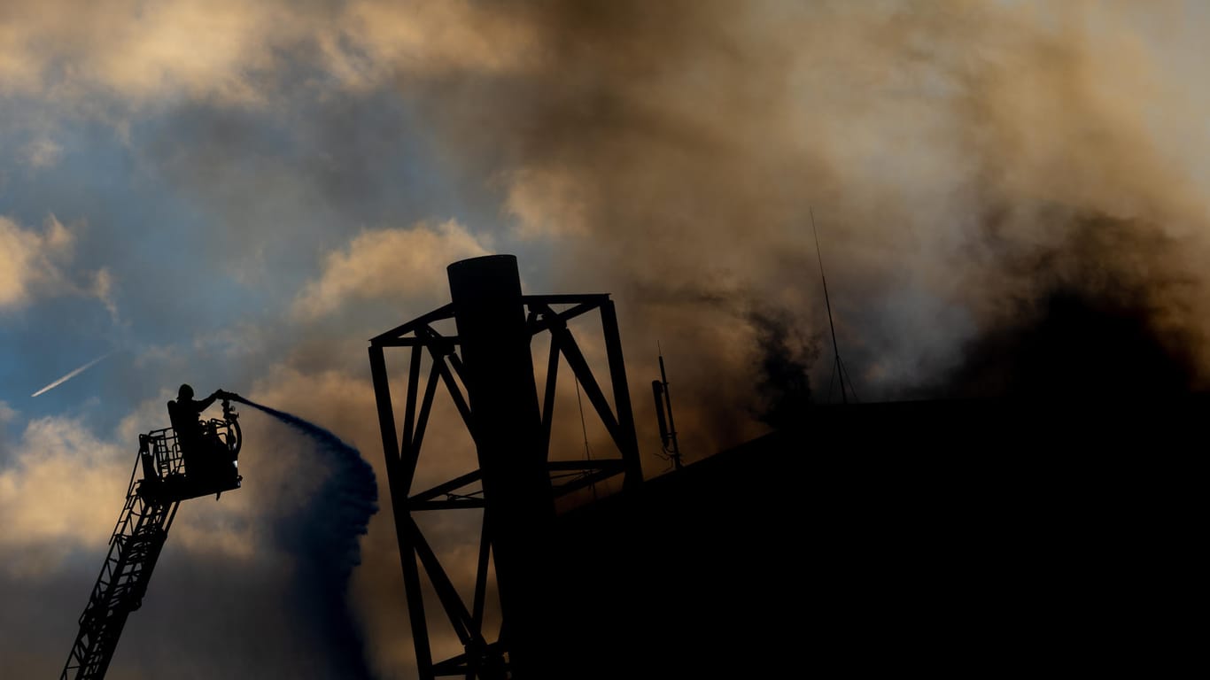 Feuerwehrleute löschen den Brand einer Industriehalle am Brinker Hafen: Zahlreiche Einsatzkräfte kämpften gegen die Flammen an.