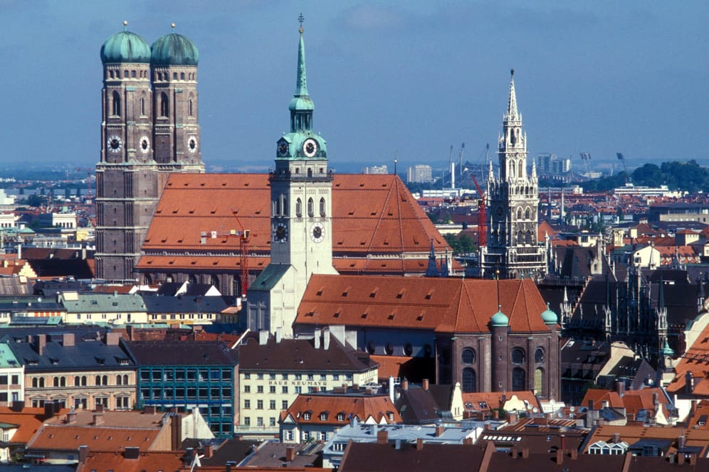 Blick auf die Münchner Skyline (Archivbild): Die bayerische Landeshauptstadt ist bundesweit für ihre hohen Mieten bekannt.