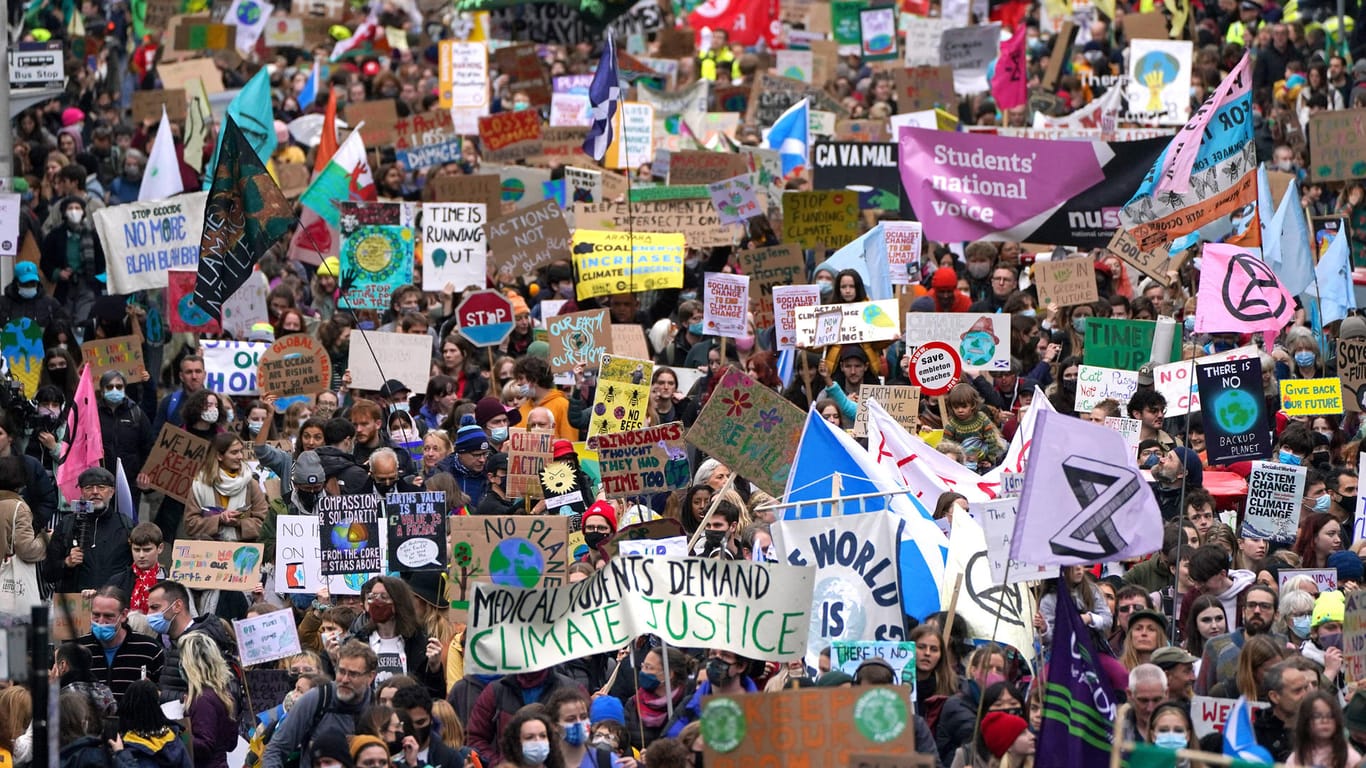 Ein Meer aus Plakaten und Spruchbändern: Der Protest am Freitag war nur ein Vorgeschmack auf die Demo am nächsten Tag. Samstag werden in Glasgow bis zu Hunderttausend Menschen erwartet.