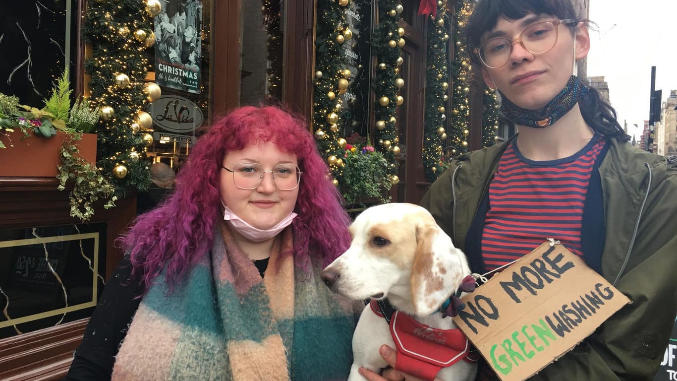 Cy und Amber haben ihren Hund mitgebracht: Sie freuen sich, dass an diesem Wochenende gleich zwei große Klimademos in Glasgow stattfinden. Dass ihr Protest etwas erreicht, bezweifeln sie aber.