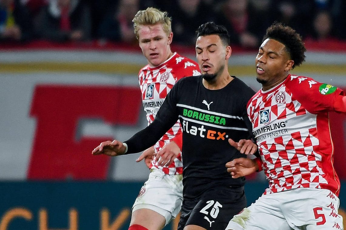 Gladbachs Ramy Bensebaini wird von gleich zwei Mainzern unter Druck gesetzt.