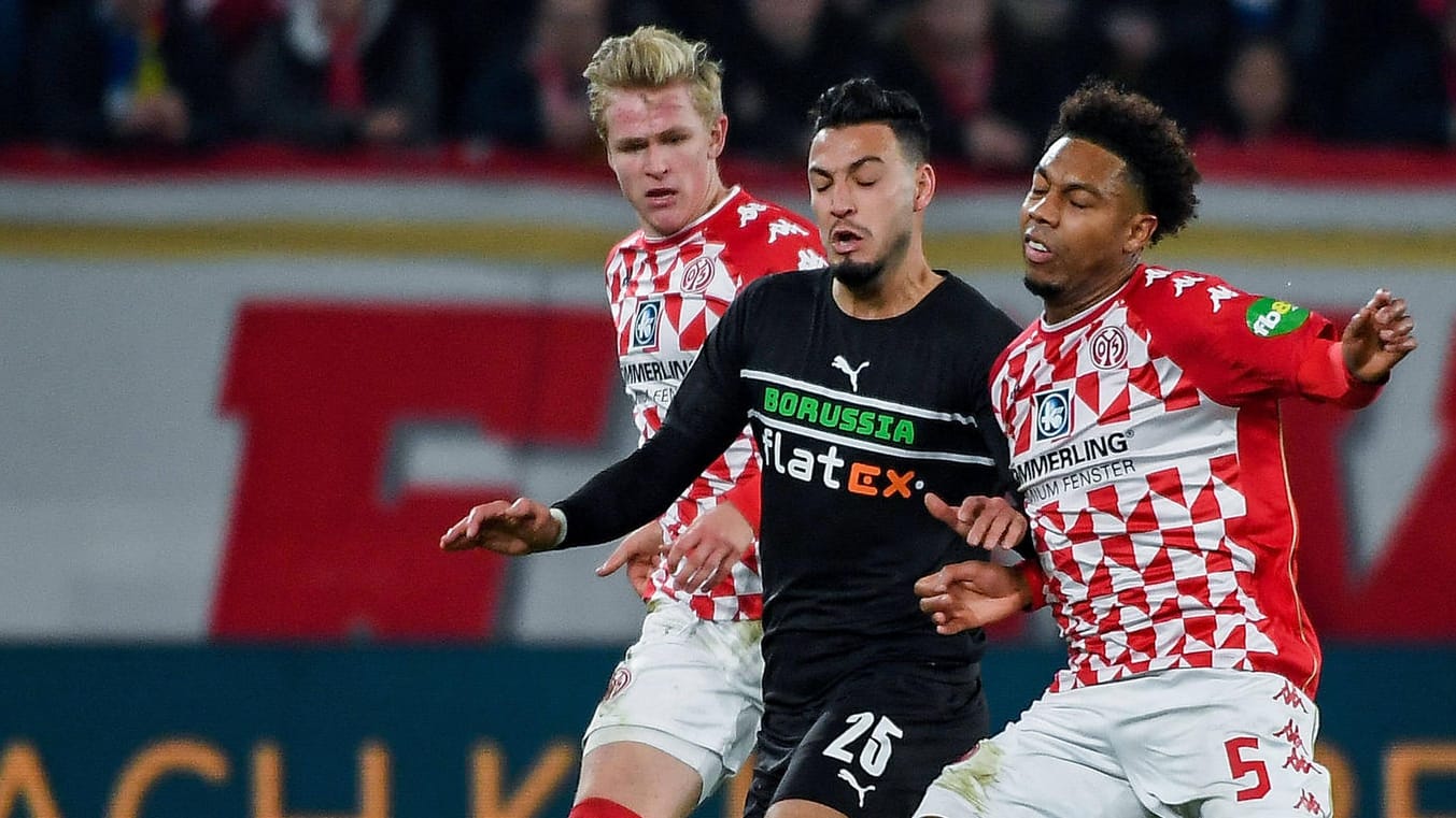 Gladbachs Ramy Bensebaini wird von gleich zwei Mainzern unter Druck gesetzt. Gladbachs Ramy Bensebaini wird von gleich zwei Mainzern unter Druck gesetzt.