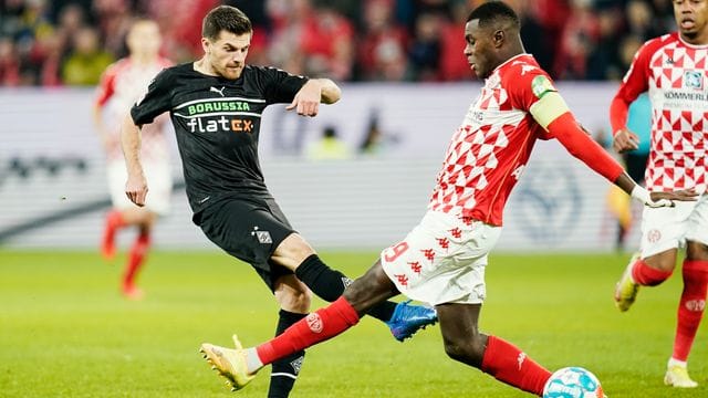 Gladbachs Jonas Hofmann (l) und Moussa Niakhaté vom FSV Mainz 05 im Zweikampf. Gladbachs Jonas Hofmann (l) und Moussa Niakhaté vom FSV Mainz 05 im Zweikampf.