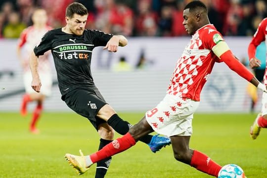 Gladbachs Jonas Hofmann (l) und Moussa Niakhaté vom FSV Mainz 05 im Zweikampf.