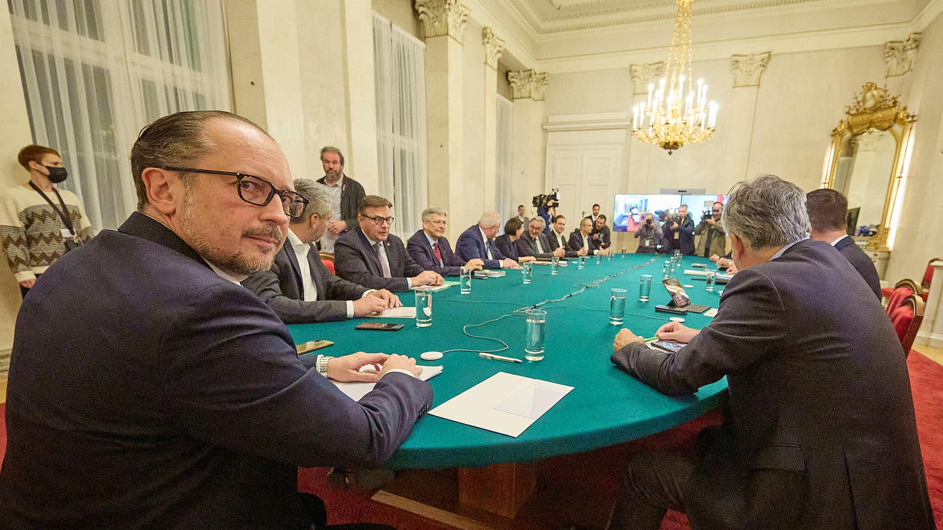 Österreichs Kanzler Schallenberg mit den Chefs der Landesregierungen: Die Alpenrepublik verschärft die Corona-Regeln.