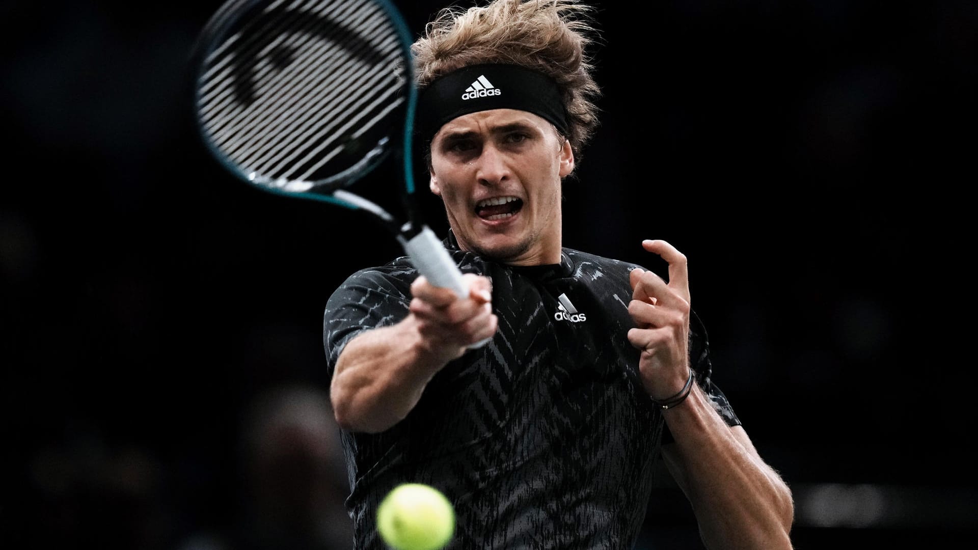 Alexander Zverev schlägt den Ball beim Turnier in Paris zurück: Der Deutsche steht im Halbfinale.