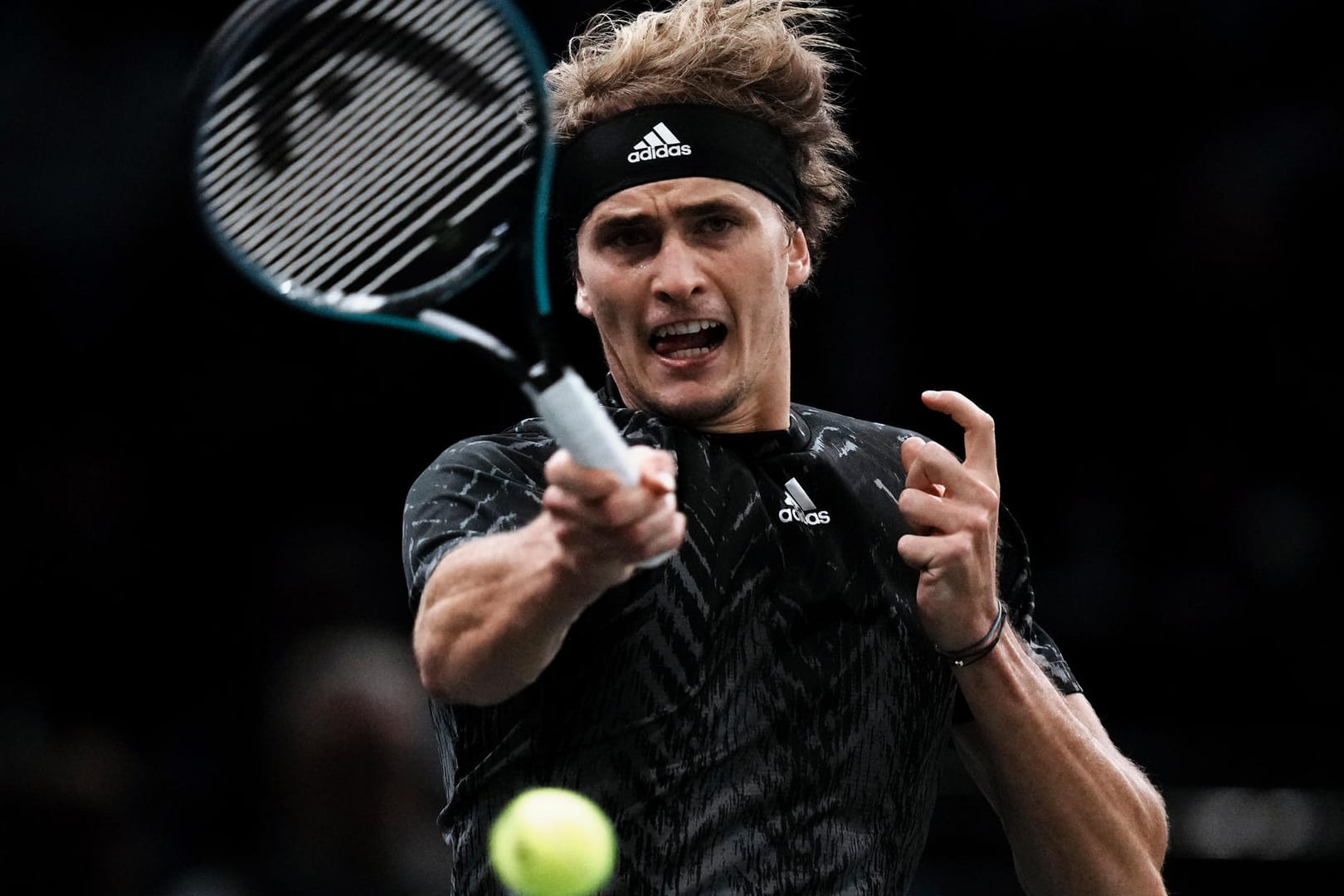 Alexander Zverev schlägt den Ball beim Turnier in Paris zurück: Der Deutsche steht im Halbfinale.