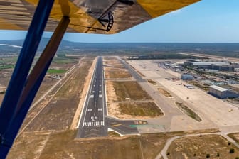 Eine Luftaufnahme der Start- und Landebahn am Flughafen von Palma de Mallorca (Archivbild): Am Freitagabend mussten der Flugverkehr für mehrere Stunden eingestellt werden.