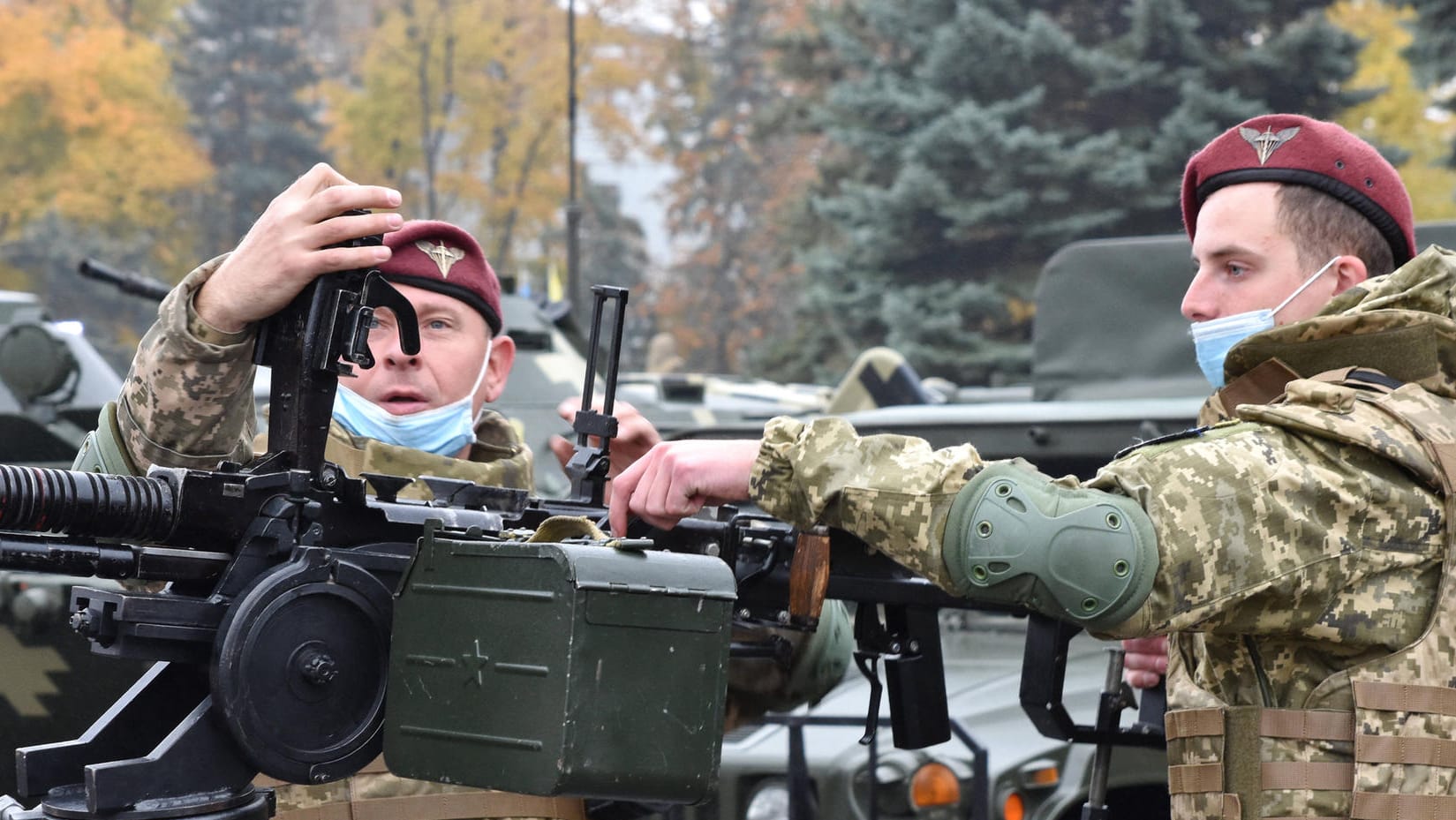 Ukrainische Soldaten hantieren bei einer Übung mit einem Maschinengewehr (Archivbild): Die Spannungen zwischen Russland und seinem Nachbarn wachsen.