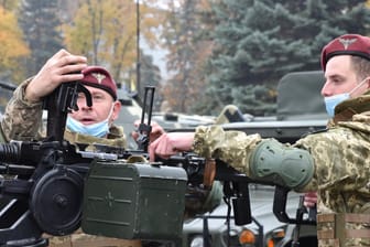 Ukrainische Soldaten hantieren bei einer Übung mit einem Maschinengewehr (Archivbild): Die Spannungen zwischen Russland und seinem Nachbarn wachsen.