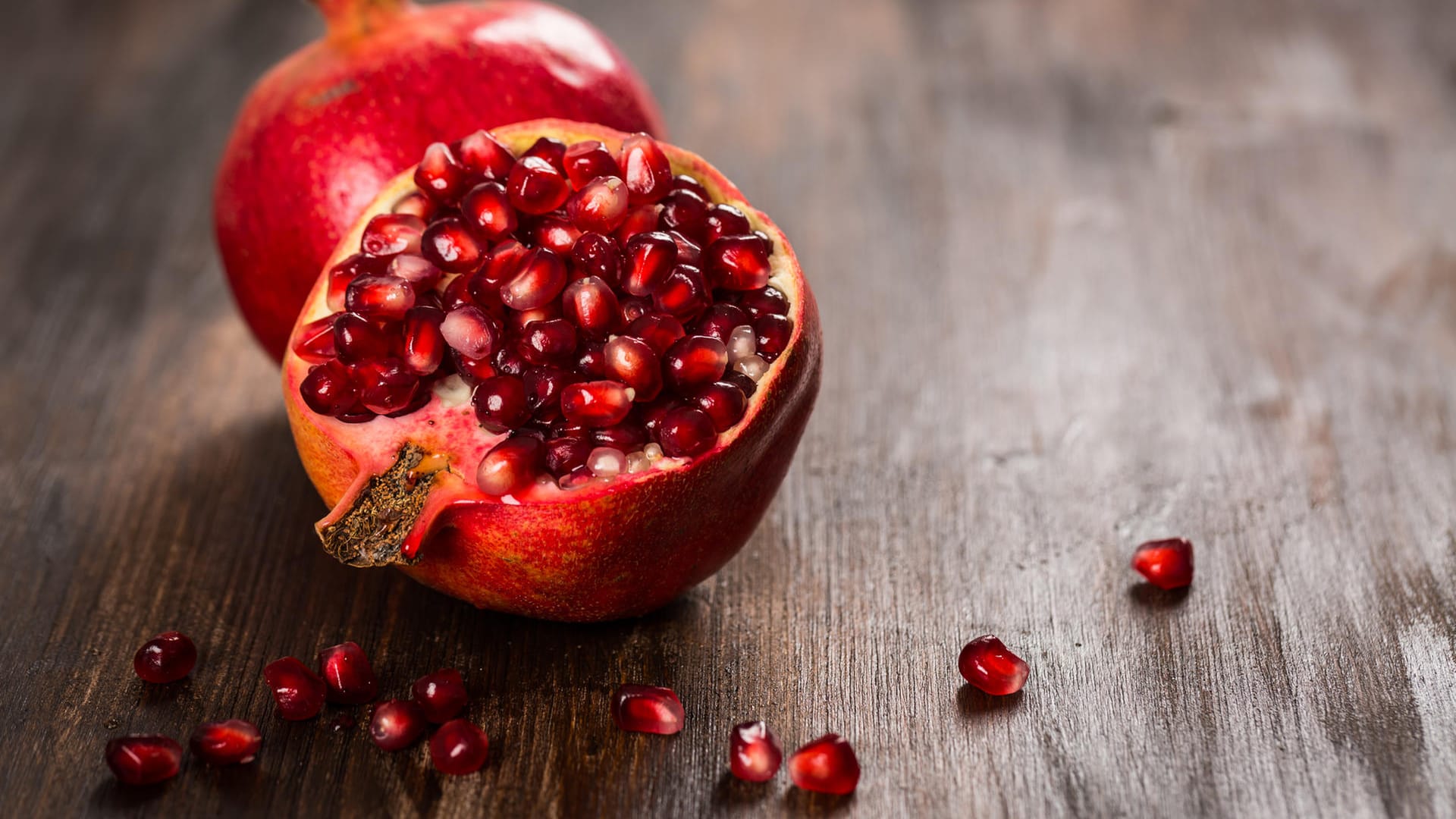 Granatapfel: Waschen Sie die Frucht vor der Zubereitung mit warmen Wasser ab.