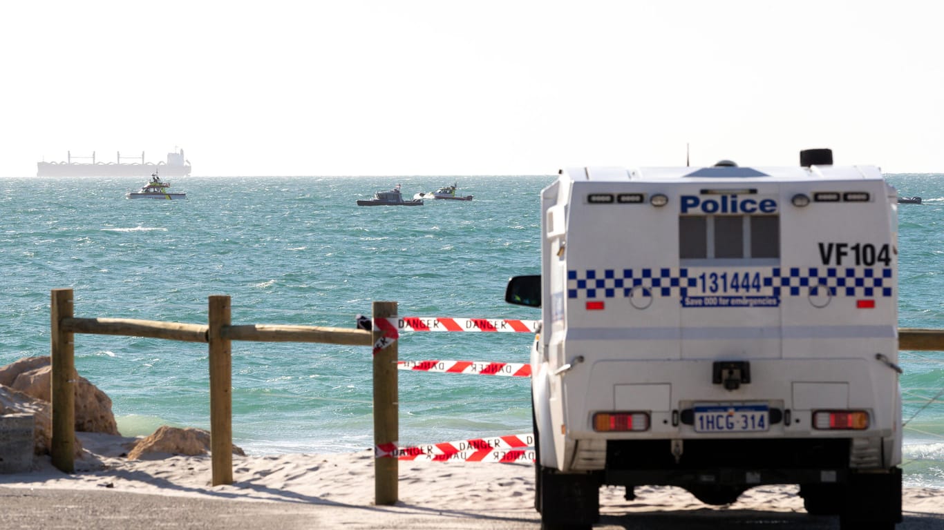 Suche am Strand von North Fremantle: Im westlichen Australien wird ein Mann gesucht, der wohl von zwei Haien angegriffen wurde.