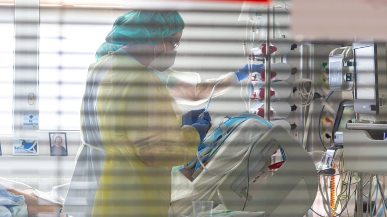 Ein Covid-19-Patient wird auf der Intensivstation versorgt (Symbolbild): In Berlin verbreitet sich das Coronavirus derzeit schnell.