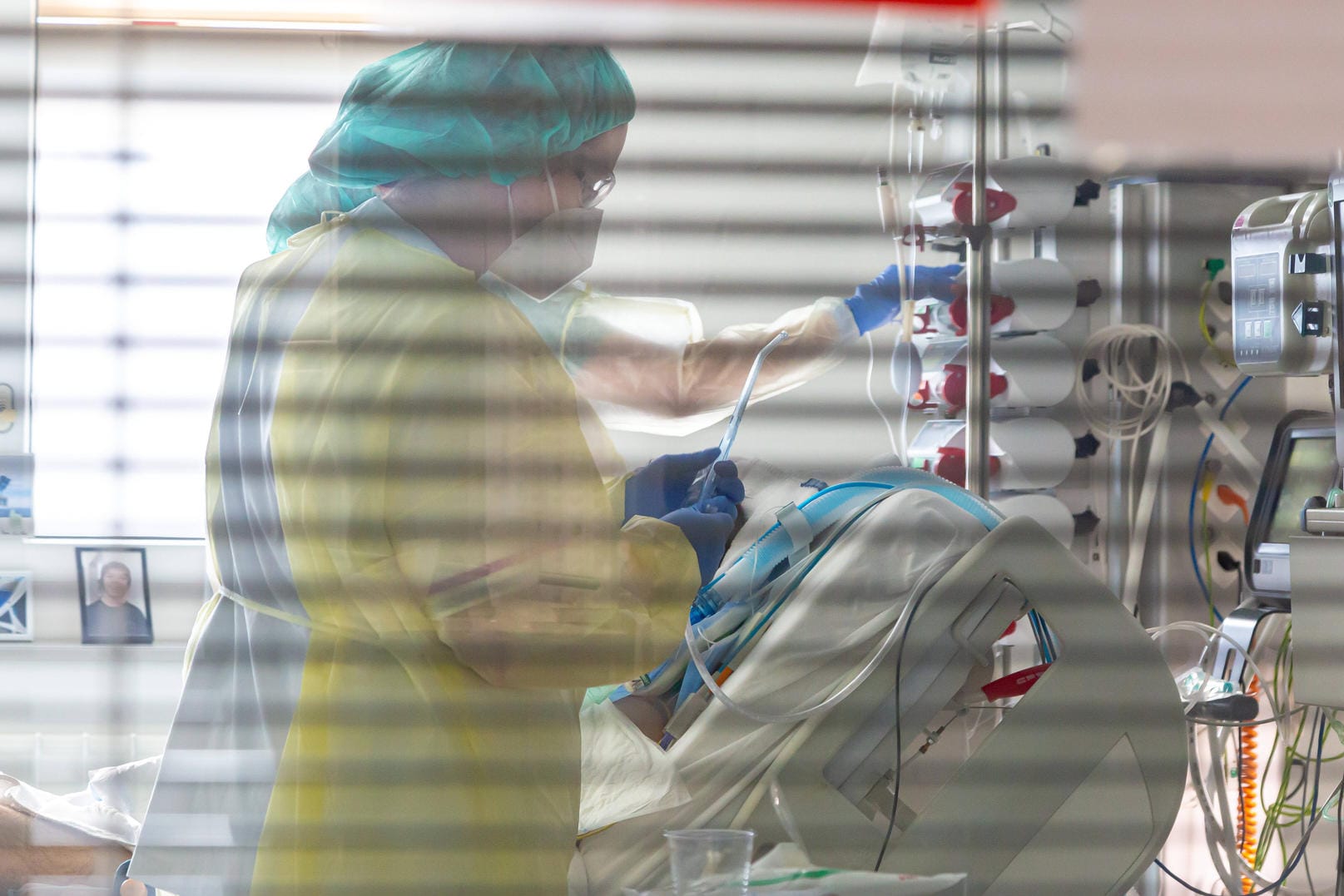 Ein Covid-19-Patient wird auf der Intensivstation versorgt (Symbolbild): In Berlin verbreitet sich das Coronavirus derzeit schnell.