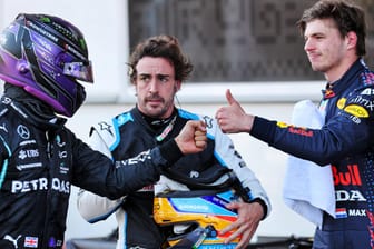 Fernando Alonso (m.) neben Lewis Hamilton (l.) und Max Verstappen: Der Spanier glaubt an einen klaren Sieger im Duell.