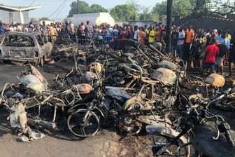 Ausgebrannte Fahrzeuge: Bei einem Unfall mit einem Tanklaster ist es in Sierra Leone zu einer großen Explosion gekommen.