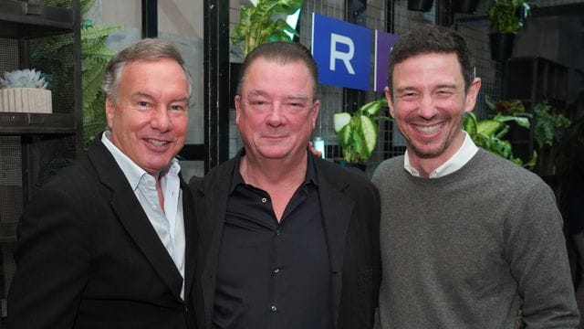 Schauspieler Peter Kurth (m) und die Filmproduzenten Nico Hofmann (l) und Oliver Berben bei der Vorstellung der neuen Streamingplattform RTL+.