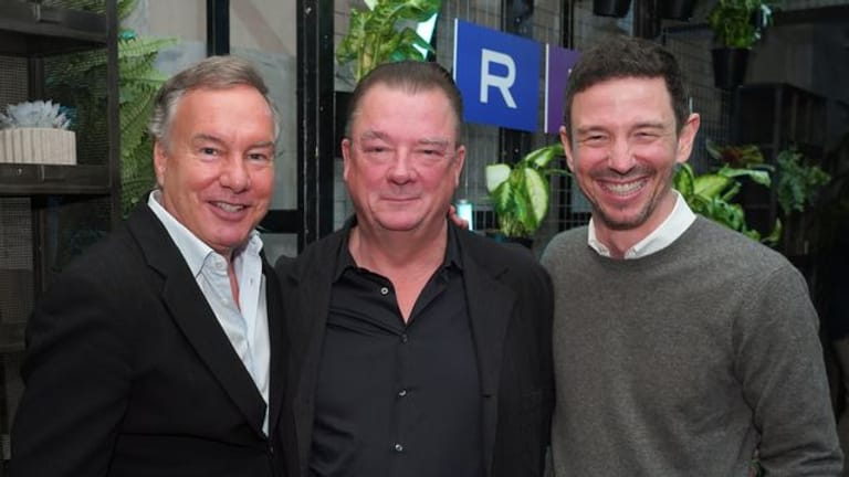 Schauspieler Peter Kurth (m) und die Filmproduzenten Nico Hofmann (l) und Oliver Berben bei der Vorstellung der neuen Streamingplattform RTL+.