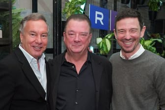 Schauspieler Peter Kurth (m) und die Filmproduzenten Nico Hofmann (l) und Oliver Berben bei der Vorstellung der neuen Streamingplattform RTL+.