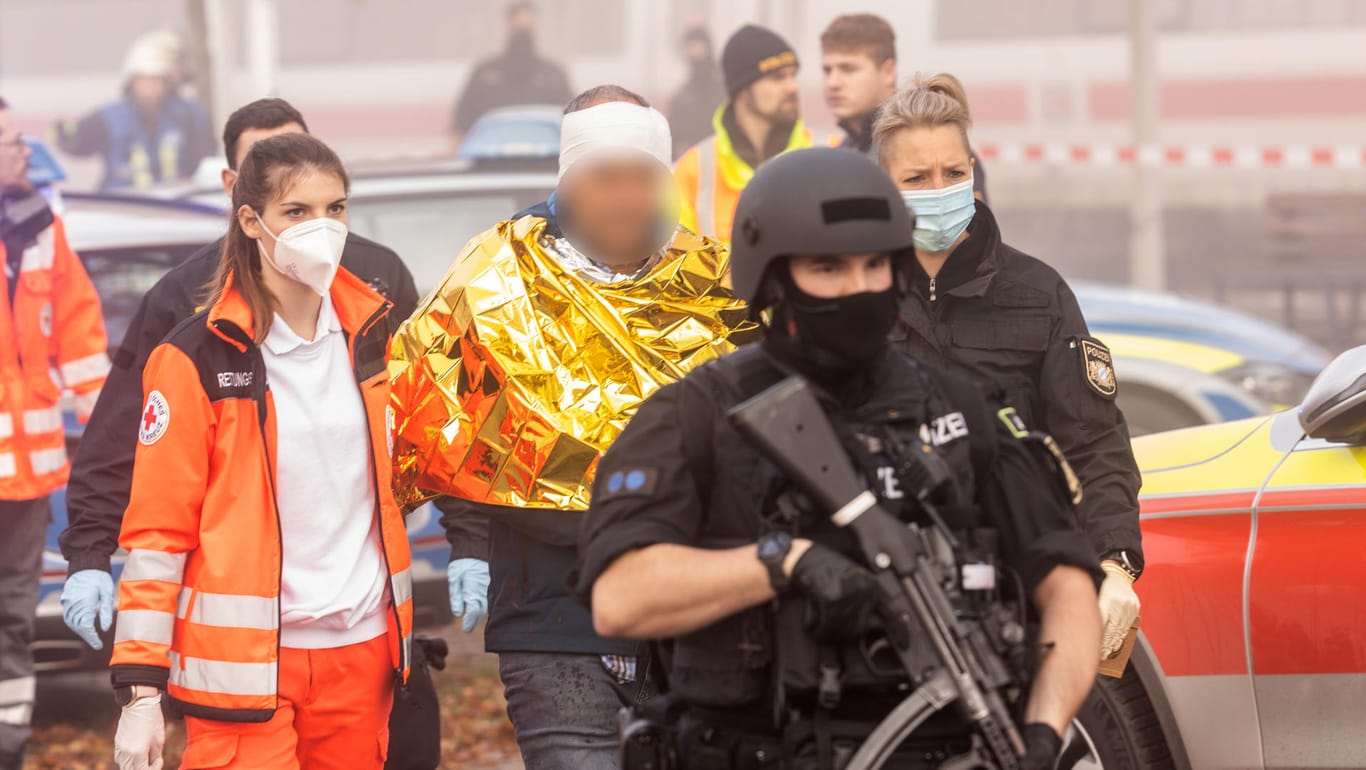 Bayern, Seubersdorf: Der Festgenommene wird am Bahnhof von Polizei und Rettungskräften abgeführt.