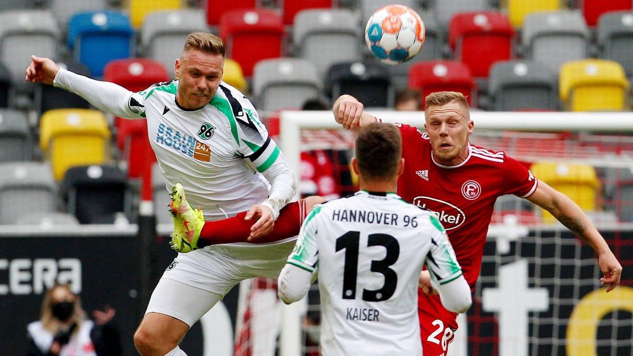 In der Schlussphase kam Hannover 96 (weiße Trikots) bei Fortuna Düsseldorf noch zu einem Punkt.