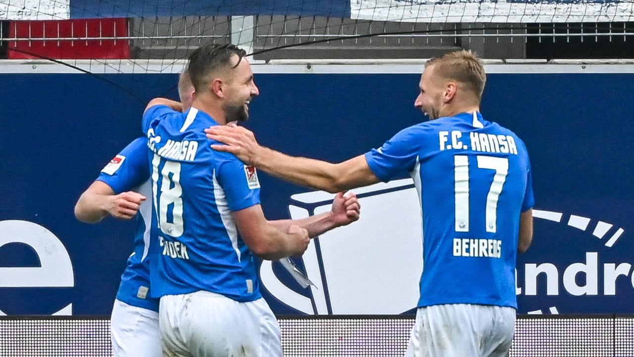 John Verhoek (l) und Hanno Behrens waren Rostocks Matchwinner beim Auswärtssieg in Regensburg. John Verhoek (l) und Hanno Behrens waren Rostocks Matchwinner beim Auswärtssieg in Regensburg.