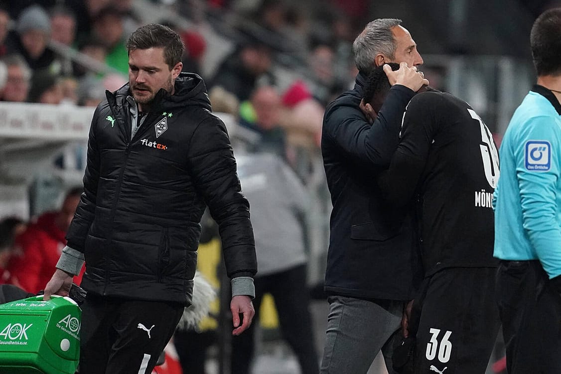 Gladbach-Trainer Adi Hütter musste seinen Stürmer Breel Embolo nach dessen Verletzung trösten.