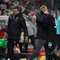 Gladbach-Trainer Adi Hütter musste seinen Stürmer Breel Embolo nach dessen Verletzung trösten.