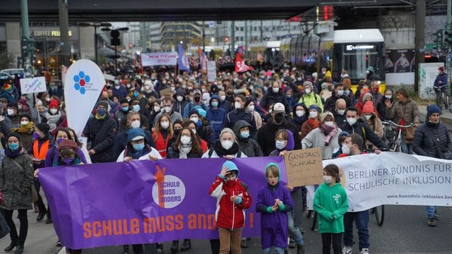 Demonstration der Kampagne "Schule muss anders" Demonstration der Kampagne "Schule muss anders"