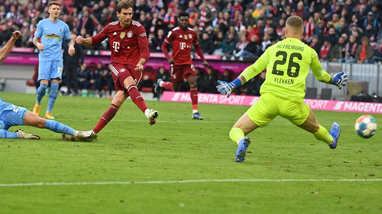 Starker Abschluss: Leon Goretzka (M.) trifft zur Bayern-Führung gegen Freiburg. Starker Abschluss: Leon Goretzka (M.) trifft zur Bayern-Führung gegen Freiburg.
