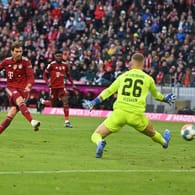 Starker Abschluss: Leon Goretzka (M.) trifft zur Bayern-Führung gegen Freiburg.