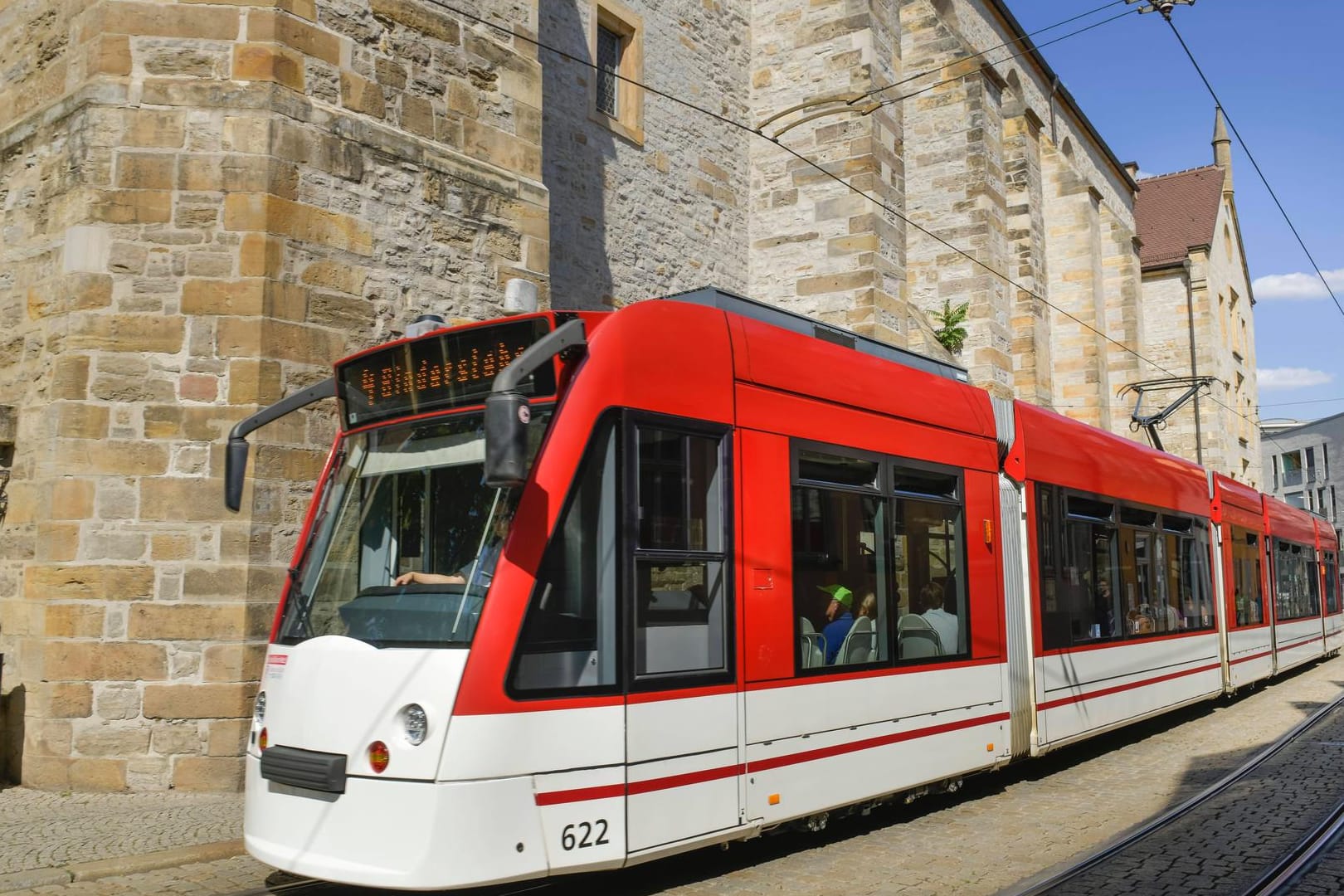 In einer Straßenbahn in Erfurt wurde ein 19-Jähriger geschlagen und rassistisch beleidigt. (Symbolfoto)