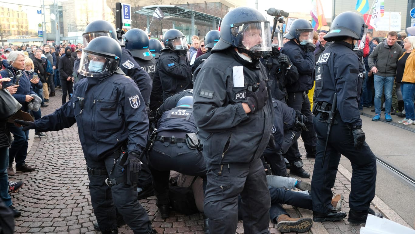 Demonstranten am Boden: Polizisten nehmen Teilnehmer in Gewahrsam.