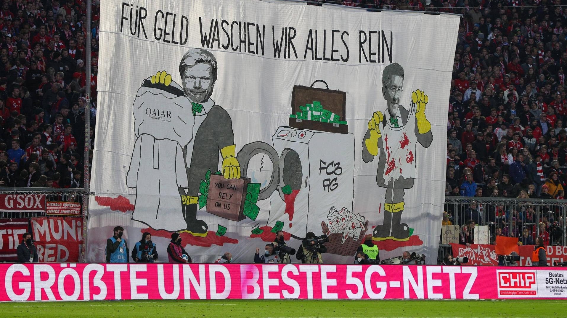 Scharfe Kritik an der Bayern-Führung: Das Fan-Banner im Spiel gegen den SC Freiburg. Scharfe Kritik an der Bayern-Führung: Das Fan-Banner im Spiel gegen den SC Freiburg.