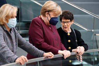 Rita Süssmuth (r.), hier mit Kanzlerin Angela Merkel: "Wenn keine Frau antritt, wäre das kein gutes Zeichen."