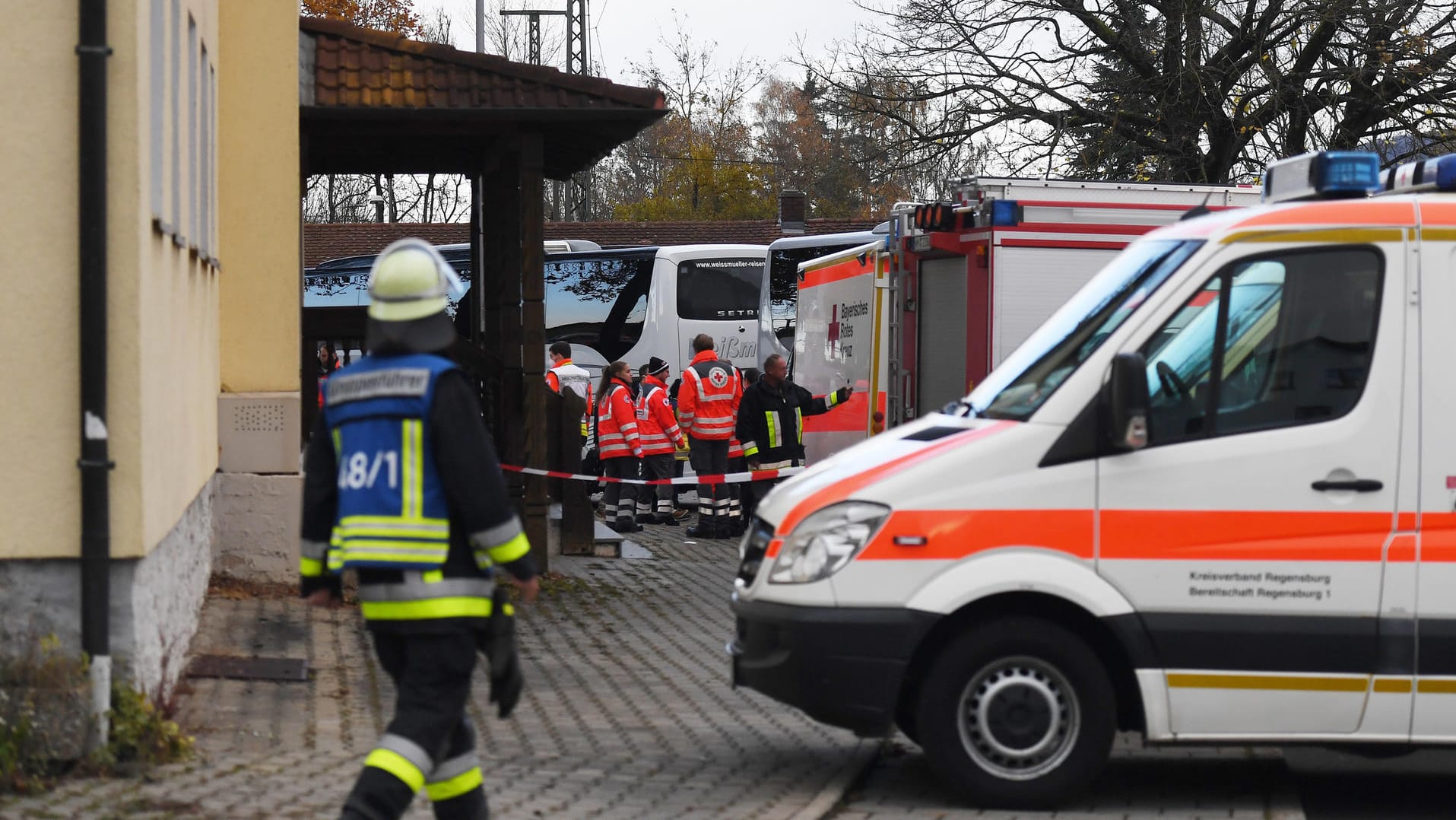 Bayern, Seubersdorf: Einsatzkräfte stehen vor einer Gaststätte, in der Bahnreisende kurzzeitig untergebracht wurden.