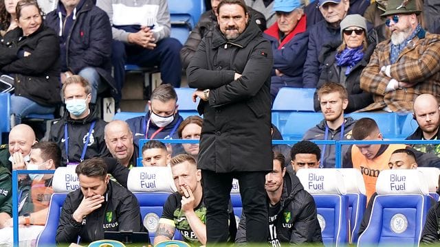 Norwich City hat sich von Trainer Daniel Farke (M) getrennt.