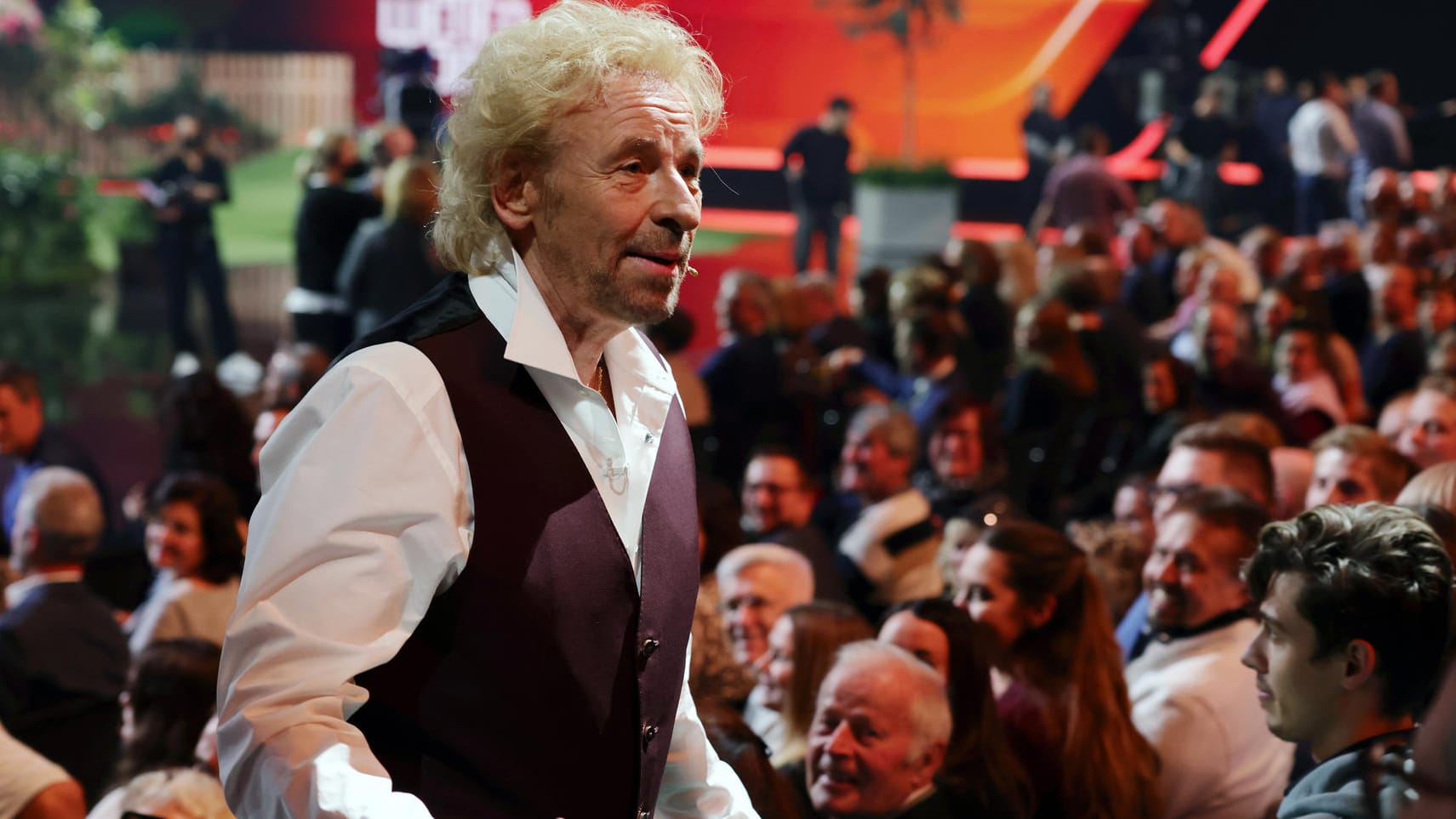 Thomas Gottschalk mit dem "Wetten, dass..?"-Publikum im Hintergrund: Im Netz gab es Kritik wegen des voll besetzten Saals.