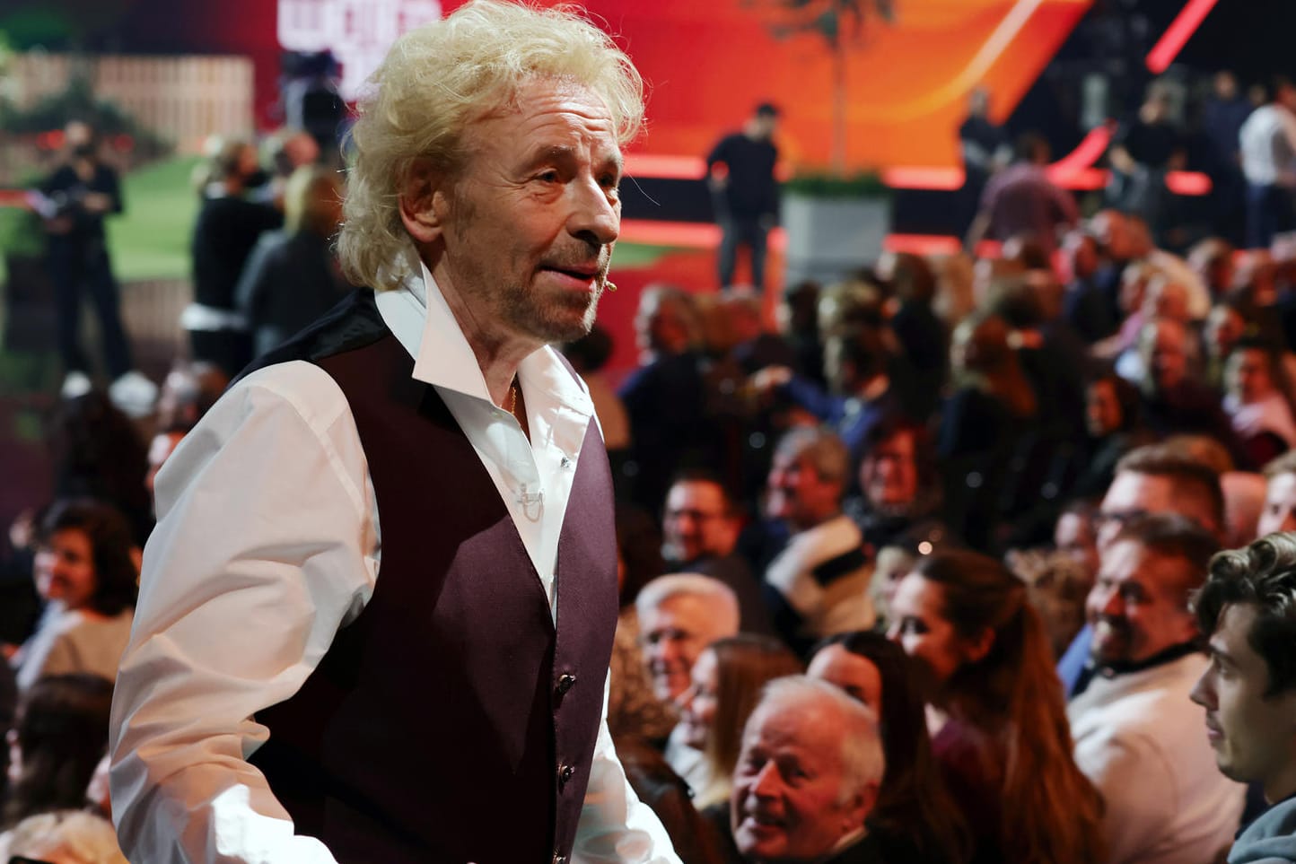 Thomas Gottschalk mit dem "Wetten, dass..?"-Publikum im Hintergrund: Im Netz gab es Kritik wegen des voll besetzten Saals.